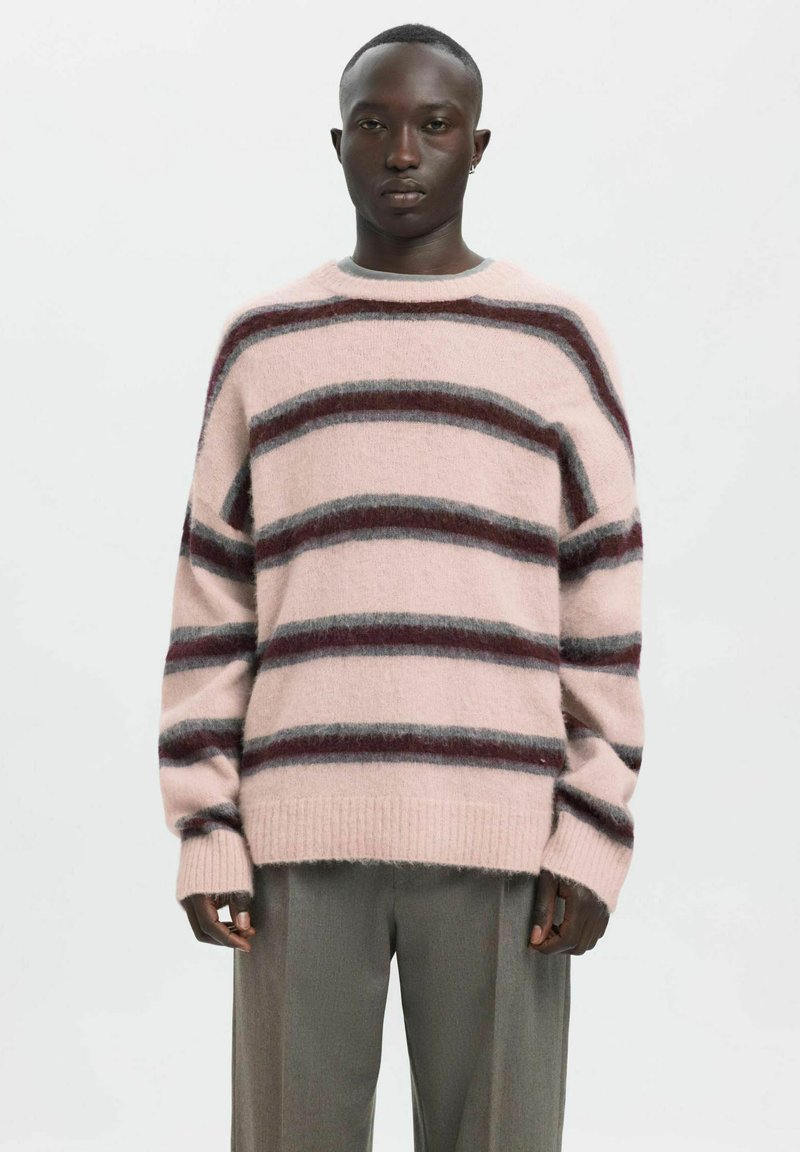 Roze gestreepte trui van zacht, pluizig materiaal, met brede kastanjebruine en grijze strepen, ontspannen pasvorm, en geribbelde manchetten en zoom.