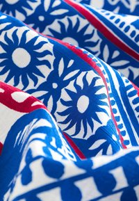 Next GATHERED SHORT SLEEVE BOXY REGULAR FIT - Kasdienė suknelė - red blue coral print