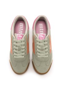 Zapatillas deportivas verde claro con acentos en rosa y naranja. Fabricadas en ante y malla, presentan cordones texturizados y una suela de goma con punta redondeada.