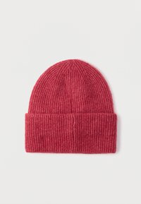 Gorro de punto rojo con textura acanalada y puño doblado. Hecho de un material suave y cálido, que proporciona un ajuste ceñido para climas más fríos.