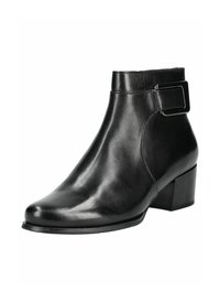 Stivale ankle in pelle nera con punta rotonda, tacco sottile e un accento decorativo con fibbia sul lato. Texture liscia e design minimale.