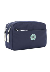 Navyblå rektangulär necessär med dubbla dragkedjor, framficka och en rund logotyp. Tillverkad av slitstarkt tyg med en texturerad yta.