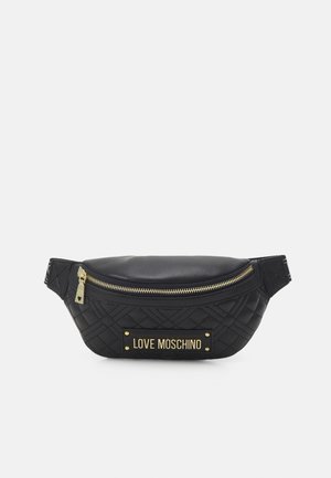 Czarna pikowana nerka Love Moschino ze złotym zamkiem błyskawicznym i tabliczką z logo z przodu na białym tle.