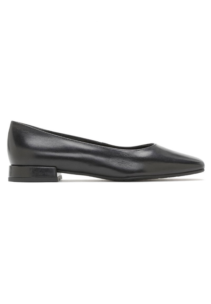 Ballerines en cuir noir au design épuré, avec un bout rond, un petit talon bloc et une texture lisse. Apparence minimaliste.