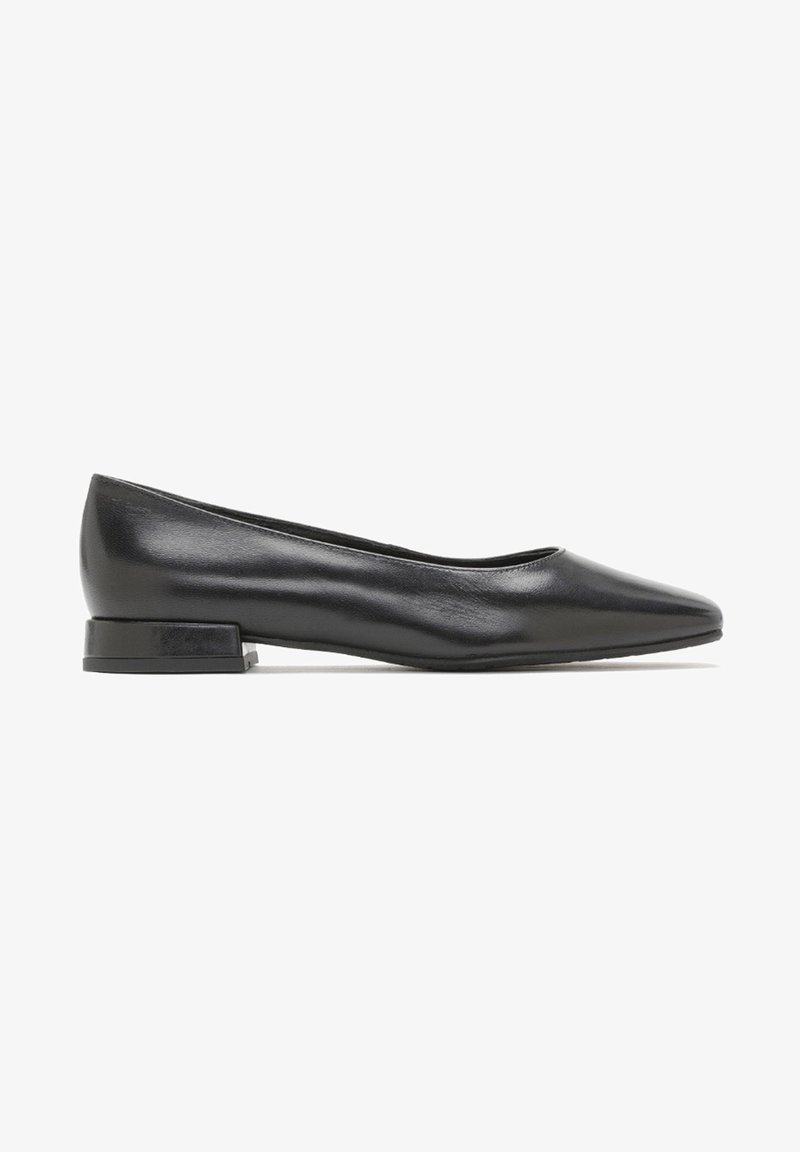 Ballerines en cuir noir au design épuré, avec un bout rond, un petit talon bloc et une texture lisse. Apparence minimaliste.