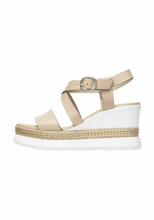 Sandalo wedge in pelle beige con cinturini incrociati, fibbia in argento e soletta in juta intrecciata. Suola in gomma bianca spessa per aderenza e comfort.