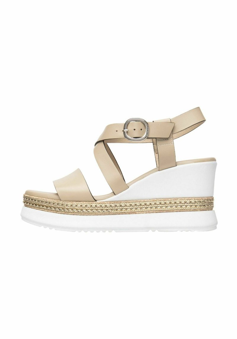 Sandalo wedge in pelle beige con cinturini incrociati, fibbia in argento e soletta in juta intrecciata. Suola in gomma bianca spessa per aderenza e comfort.