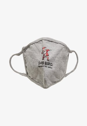 Szürke textil arcmaska, piros és fehér Mikulás grafikával, a "DABBING THROUGH THE SNOW" felirattal vastag fekete betűkkel.