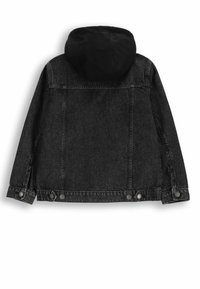 Czarna dżinsowa kurtka z czarnym materiałowym kapturem, wyposażona w srebrne zatrzaski, o prostym kroju i podwójnie przeszytych szwach na plecach.