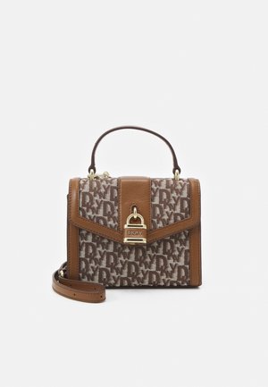 Ruskea käsilaukku, jossa on monogrammikuosi, synteettinen materiaali, jämäkkä muotoilu, yläkahva ja irrotettava hihna. Kullattu koristelu sulkumekanismissa.