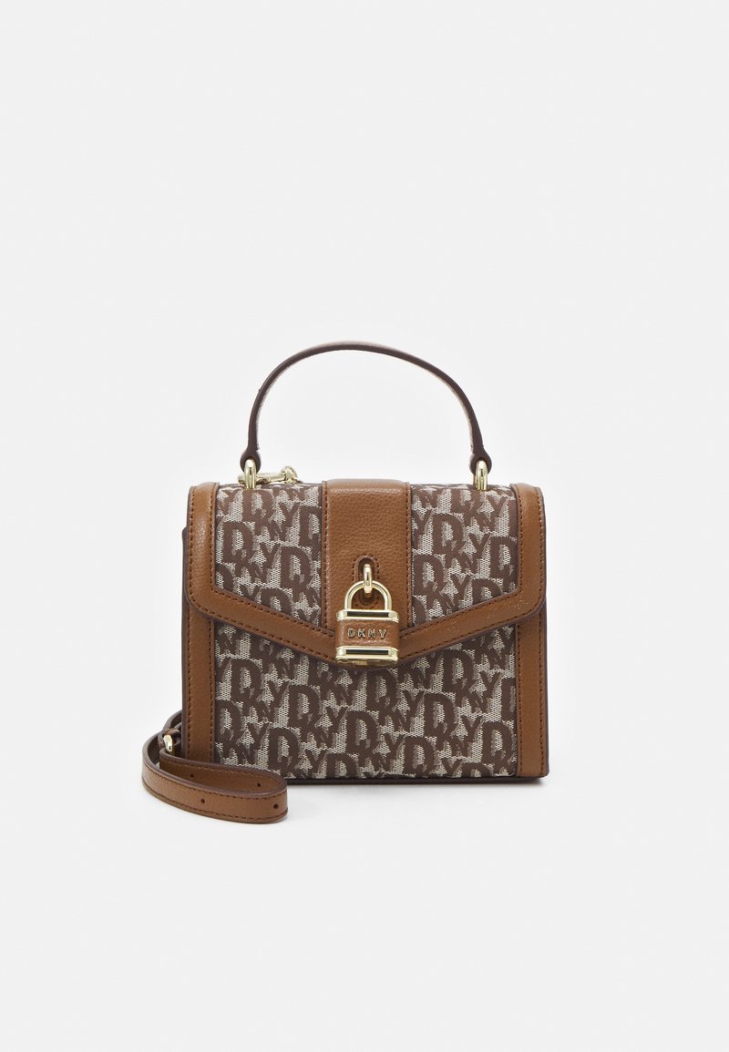 Hnědá kabelka s monogramem, vyrobena z umělého materiálu, se strukturovaným designem, horní rukojetí a odnímatelným popruhem. Zlacené kovové detaily na uzávěru.