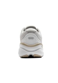Chaussure de sport blanche et beige, avec un dessus en maille texturée, une semelle rembourrée et une semelle extérieure en caoutchouc avec traction, dotée d'un design à dos arrondi.