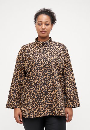 Chemise en coton imprimé léopard beige et noir avec col, manches longues, fermeture boutonnée à l'avant et coupe ample.