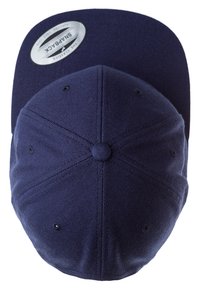 Mørkeblå snapback caps med flat skygge. Laget av bomull med sømdetaljer, sirkulære ventiler, og et merkeinnvendig etikett.