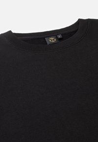 Zwarte crewneck sweatshirt gemaakt van zachte katoen. Bevat een geribbelde halslijn en een label met een logo op de binnenkant van de kraag. Minimalistisch ontwerp.