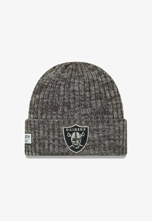 Graue Strickmütze aus weichem Garn mit umgeschlagenem Bündchen. Zeigt ein schwarz-weißes Raiders-Logo auf der Vorderseite. Mit einem strukturierten Muster durchzogen.