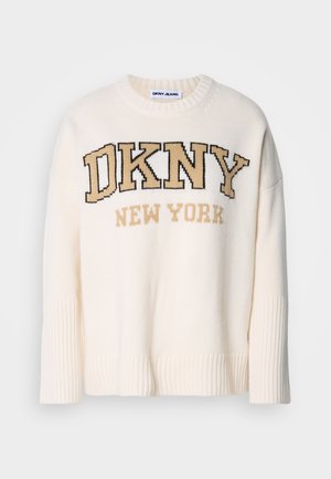 Cremefarbener Strickpullover mit geripptem Saum und Manschetten, mit dem Logo "DKNY NEW YORK" in auffälliger dunkelbrauner und beiger Stickerei.