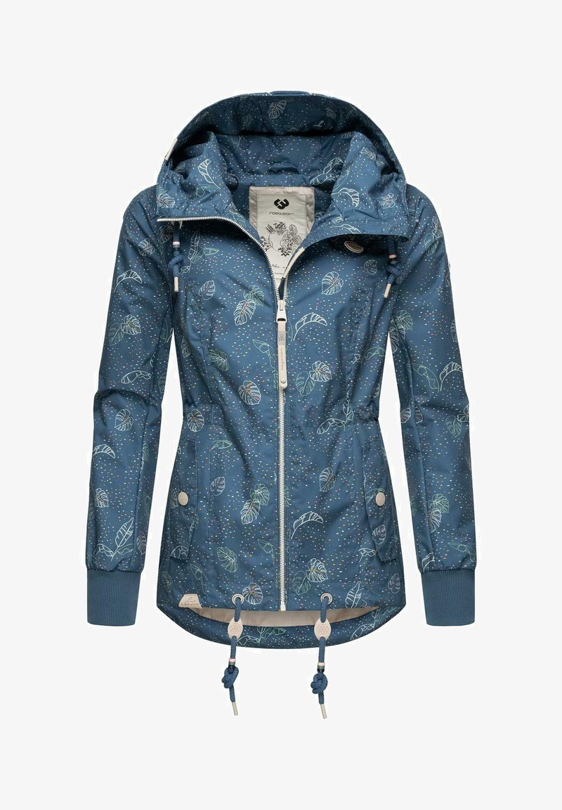 Blå vattentät jacka med bladmönster, dragkedja, justerbar huva och dragsko i nederkant med kontrasterande detaljer.