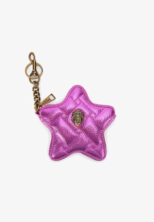 Portamonete a forma di stella in rosa metallico, con una trama trapuntata, hardware dorato e un design a conchiglia decorativo al centro.