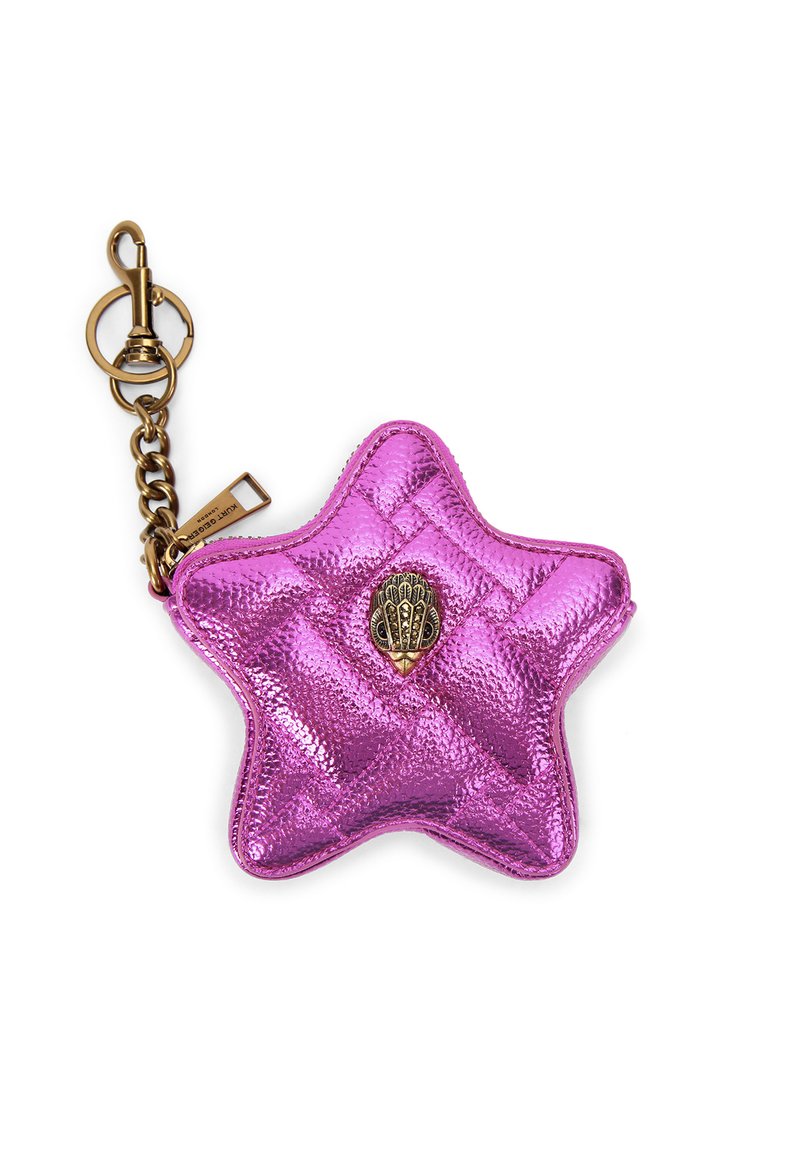 Portmonetka w kształcie gwiazdy w metalicznie różowym kolorze, z pikowanym wzorem, złotymi elementami oraz dekoracyjnym wzorem muszli na środku.