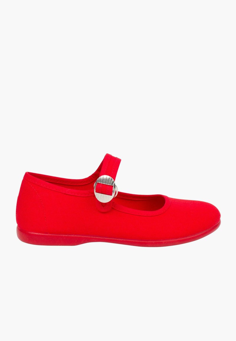 Zapato Mary Jane de lona roja con puntera redonda, suela plana de goma y una correa de tela con detalle de hebilla plateada.