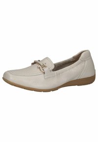 Mocassins en cuir beige clair avec une surface texturée, bout rond et un détail décoratif en chaîne dorée. Semelle en caoutchouc pour l'adhérence.