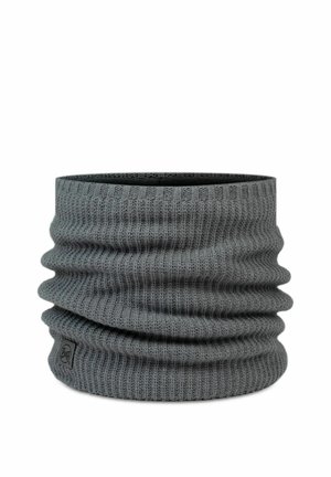 Calentador de cuello de tela tejida gris con textura acanalada y pequeña etiqueta rectangular con logo en el lado inferior.