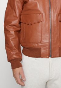 Schott Bomber stiliaus striukė - cognac