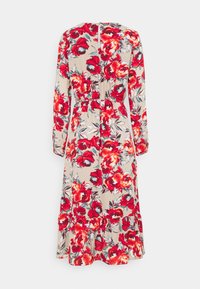 Blommig klänning med långa ärmar, beige bakgrund, med stora röda blommor och gröna blad. Inkluderar en volangkant och dragkedja bak.