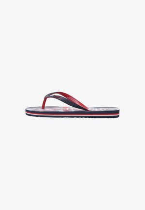 Chanclas rojas y azul marino con una suela texturizada, tiras delgadas y una plantilla decorada con gráficos blancos y acentos rojos.