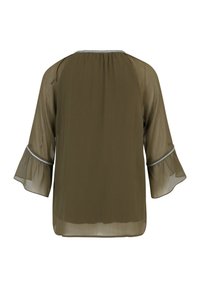 Blouse légère vert olive avec manches transparentes à volants et un bord argenté le long de l'encolure. Vue de dos montrée.