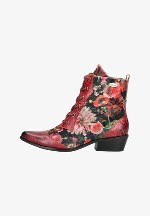 Roter Lederknöchelstiefel mit floralen Stoffeinsätzen, Schnürung vorne, niedrigem schwarzem Absatz und kleinem Markenetikett an der Seite.