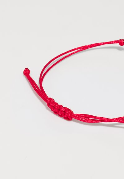 Sarkans austs virves rokassprādze ar regulējamu slidenu mezglu. Satur divas paralēlas daļas un virkni mezglu izmēra pielāgošanai. Gluda tekstūra.