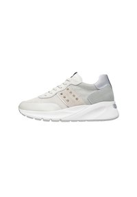 B baskets de sport blanches en mesh et en daim, avec des accents gris, des lacets plats, des clous décoratifs et une semelle rembourrée.