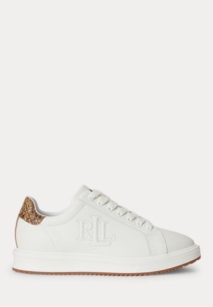 Witte lage sneaker met witte veters, bruine gestructureerde hieltab, rubberen zool en gestikt "RL"-logo aan de zijkant.