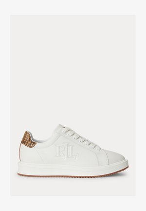 Witte lage sneaker met witte veters, bruine gestructureerde hieltab, rubberen zool en gestikt "RL"-logo aan de zijkant.
