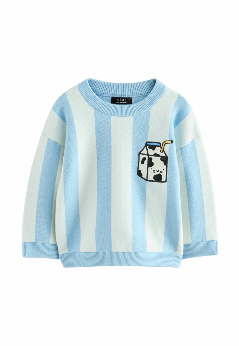 Maglione a righe azzurro chiaro e bianco realizzato in morbido materiale a maglia, con una tasca a forma di cartone del latte con dettagli in bianco e nero.