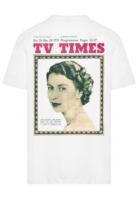 Weißes T-Shirt mit einem Vintage-Druck eines Frauenporträts, umrandet von dekorativen Rahmen mit retro Schriftzug und Details.