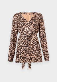 Haut enveloppant à motif léopard avec des manches longues, doté d'une taille à nouer, d'une texture de tissu douce et d'un décolleté en V profond. Schéma de couleurs beige et noir.