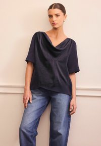 Next REGULAR FIT - CRINKLE COWL NECK  - T-shirt imprimé - navy