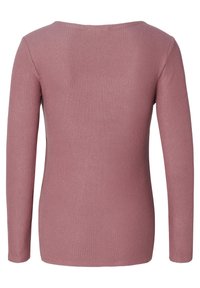 Haut à manches longues côtelées en tissu mauve doux, présentant un large décolleté et une silhouette ajustée. Texture lisse avec des coutures régulières.