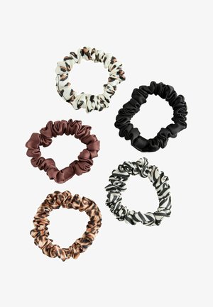 Fünf Stoff-Scrunchies in Weiß mit beigem und schwarzem Leopardenmuster, einfarbig schwarz, einfarbig braun, schwarzes und weißes Zebramuster sowie braunes Leopardenmuster.