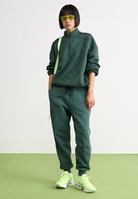 Nike Sportswear W TCH MR JGGER 2 - Tréningruha alsók - vintage green/black