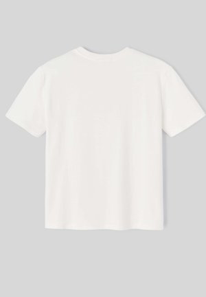 T-shirt à manches courtes, col rond en tissu blanc uni. Texture douce avec une coupe décontractée. Aucun motif ni ornement visible.