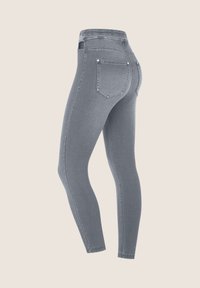 Leggings de denim gris con una cinturilla alta, diseño ajustado y dos bolsillos traseros. Presentan una textura suave y un ligero estiramiento para mayor comodidad.