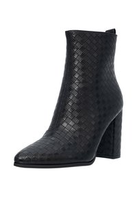 Bota negra hasta el tobillo hecha de cuero texturizado con un patrón trenzado, punta afilada y tacón cuadrado. Presenta una silueta limpia y elegante.
