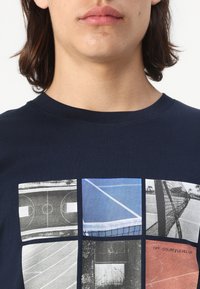 TOM TAILOR DENIM Nyomott mintás póló - sky captain blue