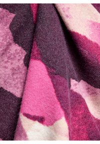 Wollmischgewebe mit einem mehrfarbigen abstrakten Muster in den Farbtönen Pink, Burgund und Creme, mit einer weichen, strukturierten Oberfläche.