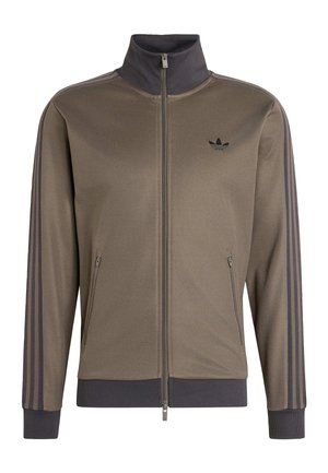 Braune und dunkelgraue Adidas-Trainingsjacke mit durchgehendem Frontreißverschluss, Stehkragen, zwei Reißverschlusstaschen und drei Streifen an den Ärmeln.