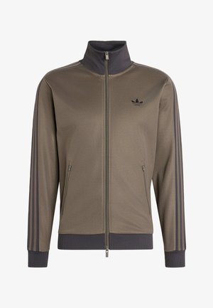 Braune und dunkelgraue Adidas-Trainingsjacke mit durchgehendem Frontreißverschluss, Stehkragen, zwei Reißverschlusstaschen und drei Streifen an den Ärmeln.